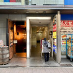 Hakata Gyouzaya Rokumarusan - お店1階入口