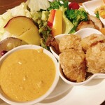 繭久里カフェ - 菜食セット・たっぷり野菜のバーニャカウダ風大豆ミートの唐揚げ