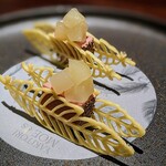 YAKITORI 燃 es - レバーパテにリンゴのコンフィチュール　玉蜀黍粉のチュイルに挟んで。見るからに芸術的。しっとりしたパテとパリリのチュイルが良いコントラストでセンスの良さを感じる一品。