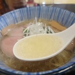 ラーメン香華 - 豚本来の旨味が詰まったスープ