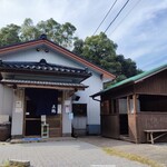 うなぎの美鶴 - 店舗外観。待合の小屋とベンチがたくさんあります。駐車場は20台くらい。