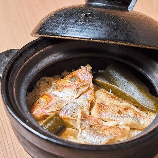 使用天然鲷鱼在伊贺烧锅中烹制的鲷鱼饭