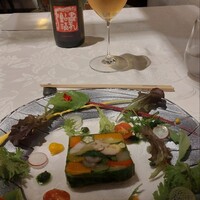 四間道レストランMATSUURA - スペシャリテのテリーヌ。これは美しい。味も文句なしです。ですが、ワインは…ちょっとボディがふくよかすぎましたね。繊細な野菜が残念に思えました。