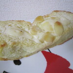 ブーランジェリー メゾン ユキ - クリームの乗ったパン(名前失念)