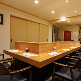 大將的職人技藝可在眼前欣賞的L型吧台◎另有包廂可供使用