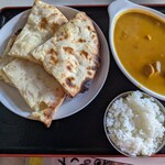ソルティカージャガル - チキンカレーとチーズナン　提供はかなり時間かかるし取皿とか水とかも忘れがちだけど優しい店主です。