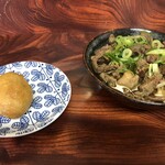 村上うどん - 料理写真:肉そば¥900といなり1個¥100