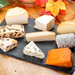 Bar Herencia - 熟成チーズの盛り合わせは常時10種類以上の中からおえらびいただけます