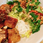 (食)越南 - 揚げ春巻と野菜の下にはビーフンが