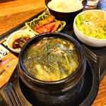 KOREAN DINING LEE - オンマのテールスープ定食。