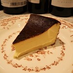 CARMEN - デザート：バスク風チーズケーキ