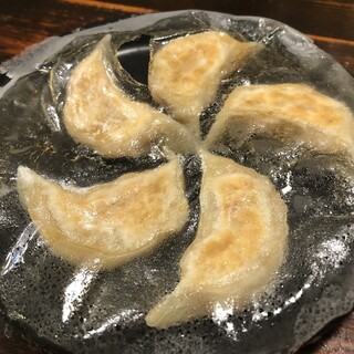 我們還有各種不同類型餃子例如蝦餃子和起司餃子。