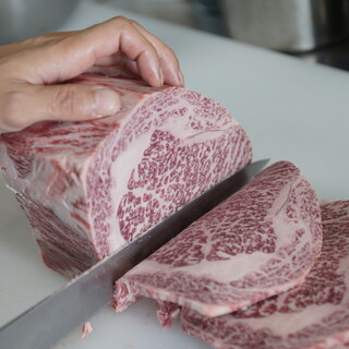采用精心挑选的定制切块制成的美味肉！准备工作是烤肉的关键