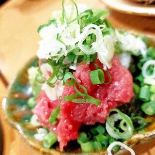 [Speaking of a specialty covered in green onions! 】Raw bluefin tuna & low-temperature cooked Cow tongue