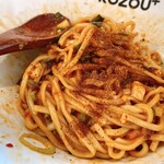 豚骨まぜそば KOZOU+ 本町店 - チリパウダーとラー油、フライドガーリック追加