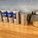 豚骨まぜそば KOZOU+ 本町店 - 卓上調味料①