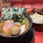 家系ラーメン とらきち家 - チャーシューメン味玉とライス　鶏油ちょい多め