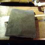 Aka Ushi Yakiniku Semmon Wagyuu Ittou Ryuu Niku Man - 席の上には皿と箸と油汚れを防ぐための紙エプロンの他