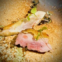 YAKITORI 燃 es - ■ニューハンプシャー（430日飼育） 胸肉と腿肉
                いきなりのインパクト(^^)
                信じられない長期飼育と、絞めてからの熟成によって辿り着ける弾力！旨味！香り！
                火入れも達人です♪