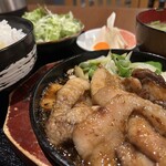 Isshin Shokudou - 焼肉定食（¥900）　　
                      写真だと照りがあって美味そうに見えるんですけどねぇ。