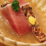 Sushi Murayama Kousetsu Bessho - 気仙沼産の鰹のタタキ。鰹の酒盗餡でいただきます