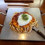 お好み焼柳川 - 肉玉うどん850円＋半熟目玉のせ50円