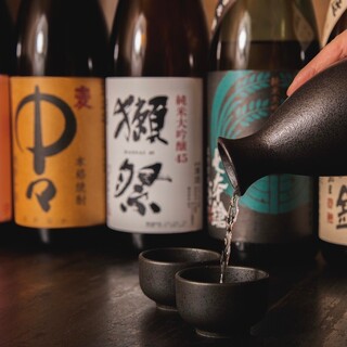 A carefully selected lineup of Japanese sake, including local “Shichibonyari”