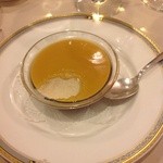 ベル･エポック - 三層構造　コンソメの下はフォアグラ、その下はイチジク