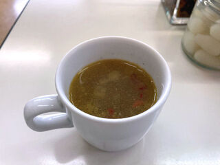 カレーとパスタの店 みみか - スープは玉ねぎと唐辛子入りの辛いスープ。