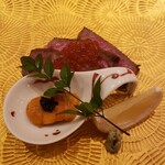 寿司と日本料理 銀座 一 - 和牛の甘い脂といくらの塩気がよく合います