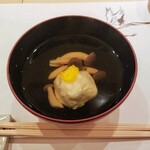 寿司と日本料理 銀座 一 - 次に椀物、かに真丈はふんわり、蟹のほぐし身入り