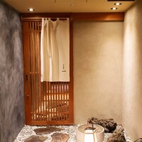 寿司と日本料理 銀座 一 - お店は地下二階にあります