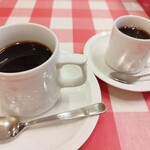 ヨシカミ - 左は普通のコーヒー、右はランチのコーヒー、大きさ違うのね