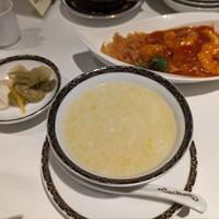 日本橋紫苑 - 手前はかぼちゃのおかゆ。奥はエビチリ。