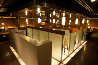 Loites レストラン 飲食店の検索 メインカウンターから サルーン Saloon Loites レストラン 飲食店の検索 メインカウンターから サルーン Saloon