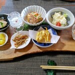 農家カフェ しあわせ時間 - 前菜。左上から鶏肉の紅茶煮、甘酒、ジャガイモと鶏肉の煮物(味がしゅんで美味！)、ポテトサラダ、なます、サツマイモのレモン蜂蜜煮。キンピラ、かき揚げ(都城のガネ)　それぞれが味わい深く、ほっこりとする味