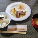 農家カフェ しあわせ時間 - メイン　宮崎牛のミニステーキ　御飯(きゅうりと生姜の味噌漬けのせ):味噌漬けは会計時に玄関口に別売、美味い、女房購入\200。　味噌汁(薄揚げ、大根、しめじ、人参、サツマイモ):具沢山で超超美味！