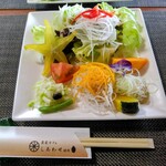 農家カフェ しあわせ時間 - 15種類の野菜とフルーツのサラダ。メインは左中のスターフルーツ、右中のスミレ。左下からキャベツ、玉ねぎの和え物ムカゴのせ、大根と人参、蒸しカボチャときゅうり、柿、上部はレタス、大根、パプリカ、トマト等