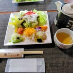 農家カフェ しあわせ時間 - 着席と同時に右のお茶がだされました。5分後に、サラダが出てきました。サラダの前に、女房とこのお茶は焙じ茶とも少し違うね何かなあ？と、店員さんに聞くとHot麦茶ですと、へぇ～。