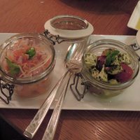 グランド キッチン - 「海老、セロリとアーリーレッドのベトナム風マリネ」と「トマト、水牛のモッツァレラチーズ、バジルのカプレーゼ」