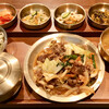 Souru Ya - 牛肉プルコギ定食(1,200円)。食器類はほぼ金属製。なんとなく韓国っぽい。