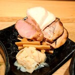 麺屋 周郷 - チャーシューは豚肩ロース、豚バラ、鶏の３種 メンマは2種類、一般的なものと姫皮のもの