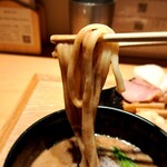 麺屋 周郷 - 粘性は高めで麺にシッカリと抱きついてきます