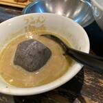 ラーメン海鳴 - スープ割りの時に石で再加熱(無料)