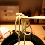 麺屋 周郷 - 先ずは一本何もつけずに頂くと、優しい甘さが感じられます