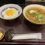 千とせ - 肉吸いと小玉。肉吸いにすると卵が一つ入ってます。