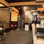 ITARO - 店内の奥左側が小上がり