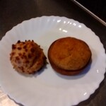 Saint Denis Cafe - とある日のテイクアウトしたお菓子、プチシュー左とフィナンシェ右。