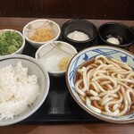 丸亀製麺 - ぶっかけうどんの出汁をたっぷりに小鉢のネギ、天かす、とろろ、温玉。