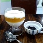 タイニー ポンタ コーヒー - チーズケーキ、中にはりんごゼリーが！